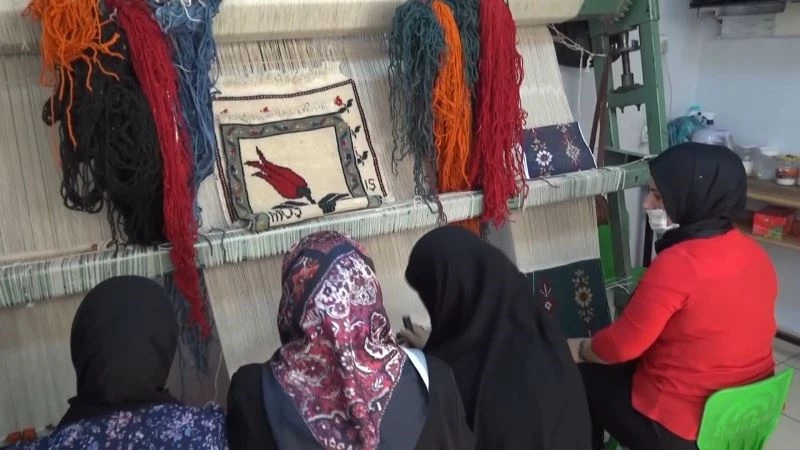 Kadınlar devlet destekli kursta hem meslek öğreniyor hem de üretim yapıyor
