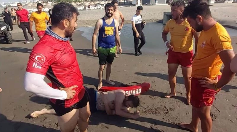 Boğulma tehlikesi geçiren 2 kişiyi cankurtaranlar kurtardı
