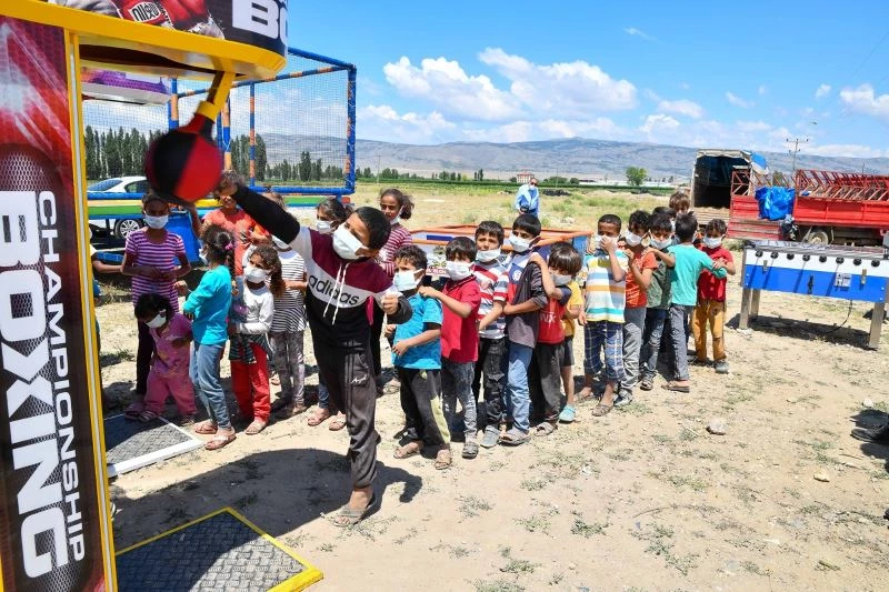 Çadır hayatı sürdüren tarım işçilerinin çocukları için özel bir etkinlik
