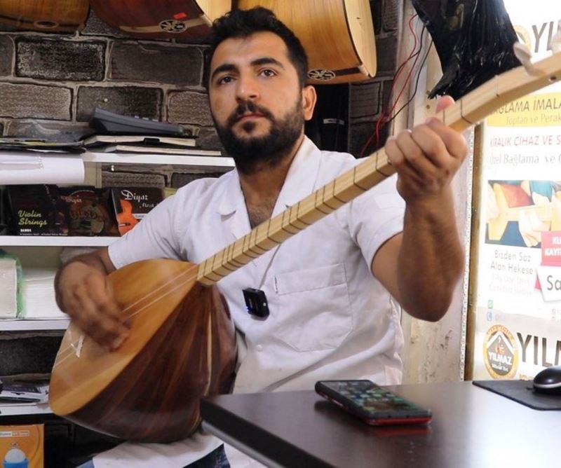 Bağlama ustası yanık sesiyle dinleyenleri mest ediyor
