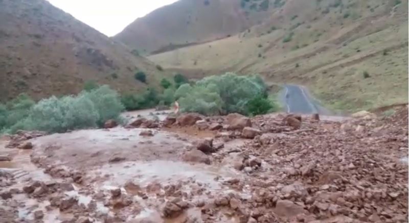 Heyelan nedeniyle kapanan yol ekiplerin çalışmasıyla yeniden açıldı
