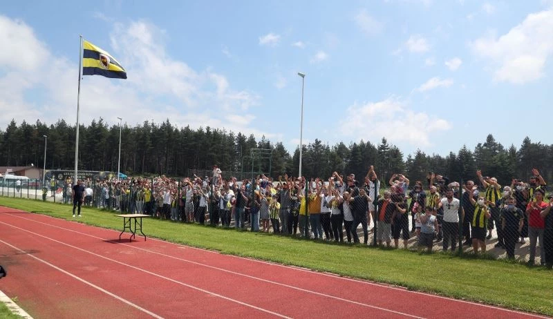Fenerbahçeli taraftarlardan antrenmana yoğun ilgi
