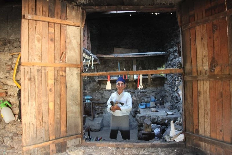 Mesleği bırakmasına rağmen her Kurban Bayramı öncesi mahallelinin bıçaklarını ücretsiz bileyliyor
