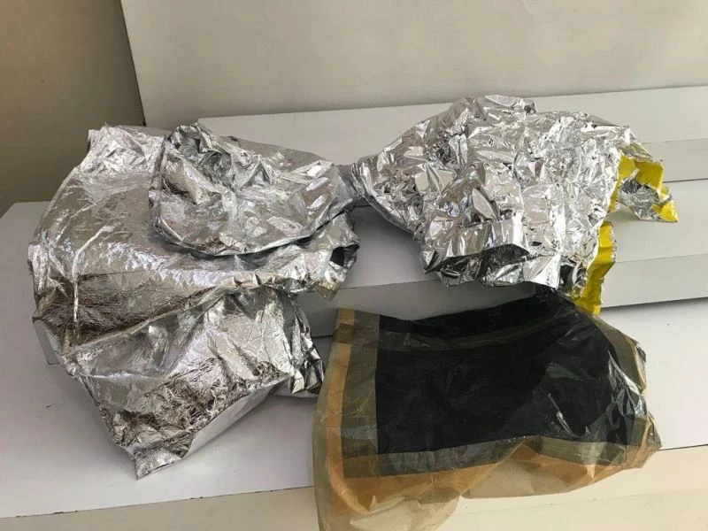 Kaçak göçmenler yakalanmamak için kendilerini alüminyum folyoya sarmış

