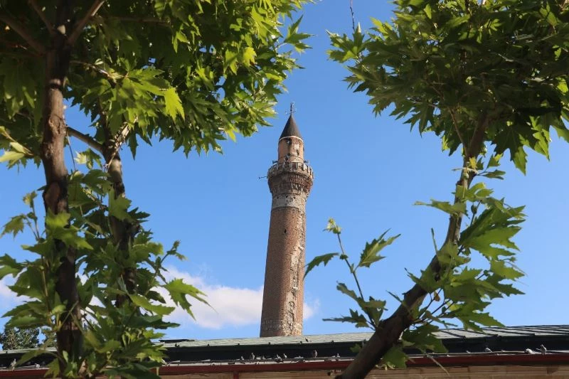 825 yıllık Sivas Ulu Camii’nin restorasyon çalışmalarına eğik minaresinden başlanacak
