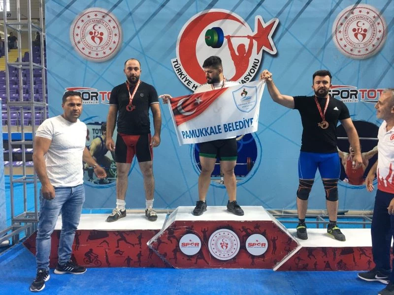 Pamukkale Belediyesporlu halterci Mehmet Avcıl Türkiye rekoru kırdı
