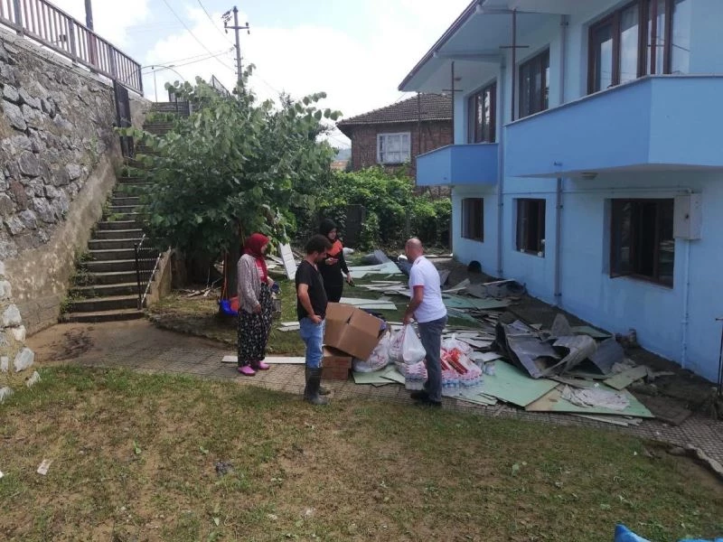 Su taşkını yaşanan bölgede Kızılay vatandaşlara destek oluyor
