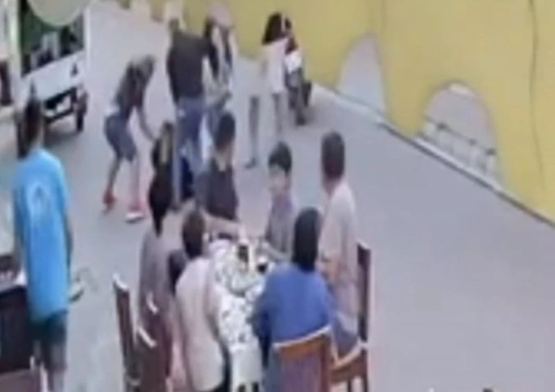Restoranı ringe çevirdiler, bir kişiyi öldüresiye dövdüler
