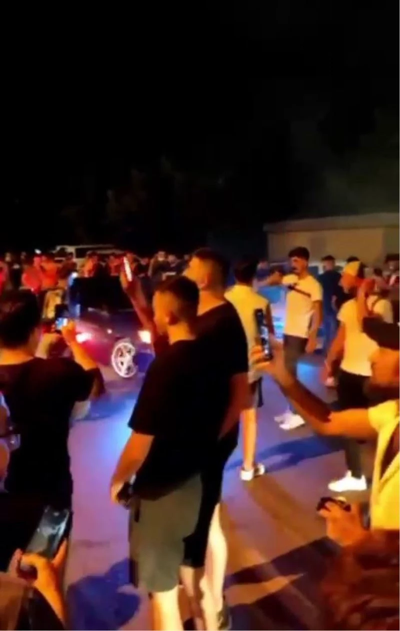  Eğlence için yolu kapatıp, lastik yaktılar
