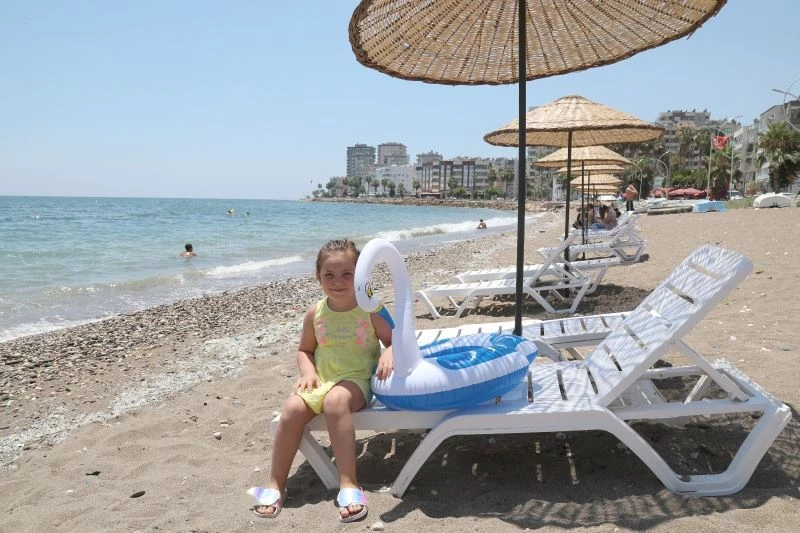 Mezitli’de sahillere şemsiye ve şezlong yerleştiriliyor
