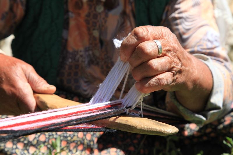 Antalya’da Yörükler kolan dokuma ve kirmen eğirme kültürünü yaşatıyor
