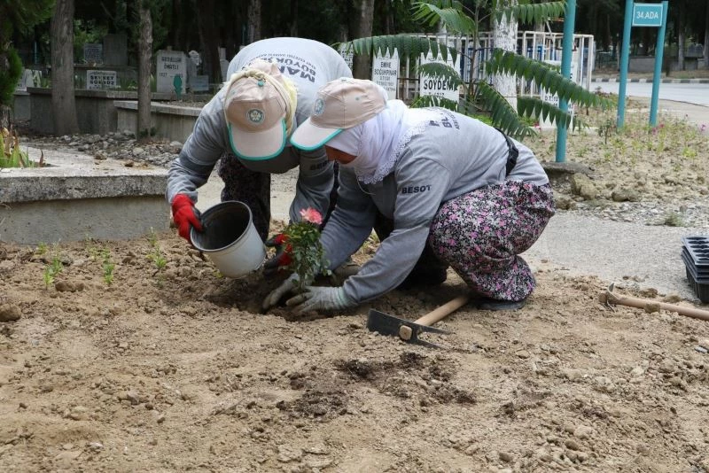 Manisa Büyükşehir’den mezarlıklara bayram öncesi bakım
