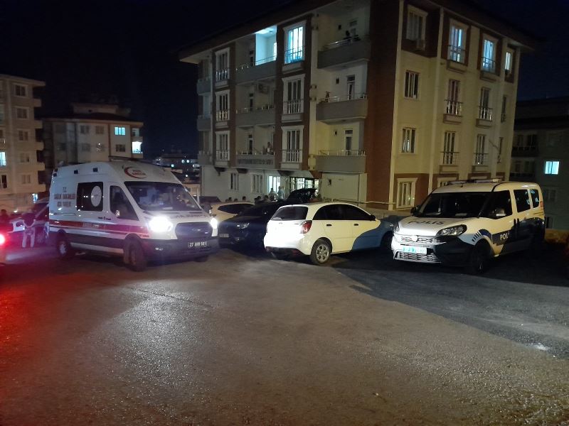 Çevik kuvvet polisi beylik tabancasıyla kendini vurdu
