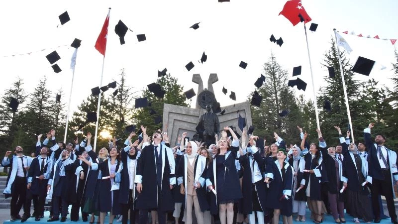 Selçuk Üniversitesinde genç diş hekimleri diplomalarını aldı
