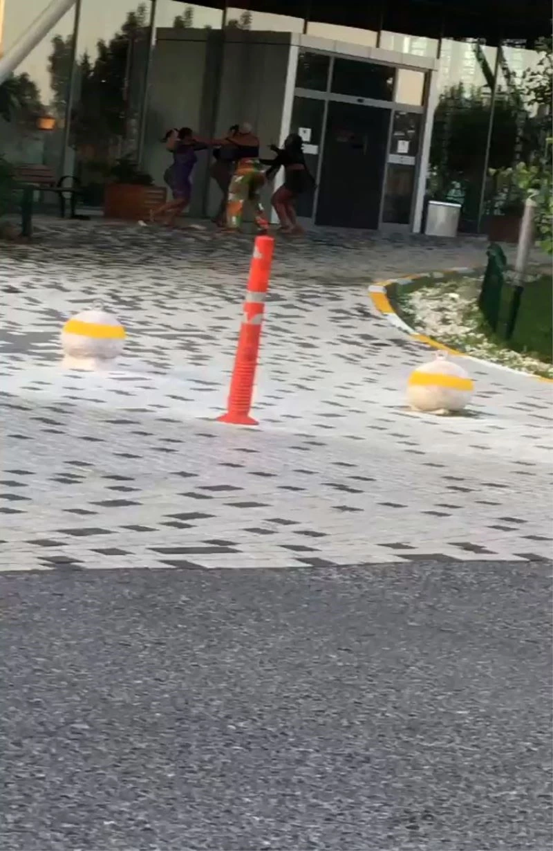  Yabancı uyruklu kadınların saç saça baş başa kavgası kamerada
