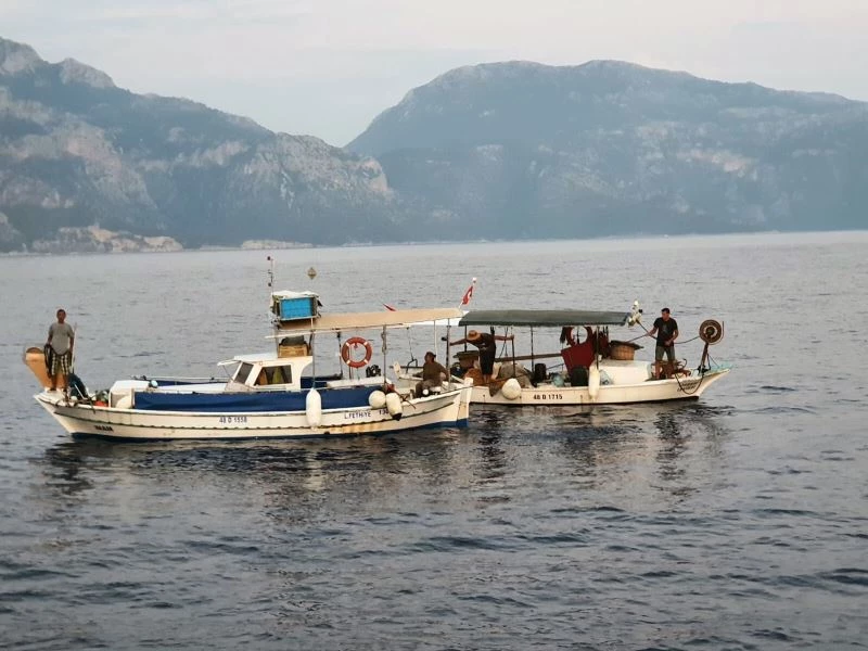 Arızalanan balıkçı teknesini KIYEM-5 botu kurtardı
