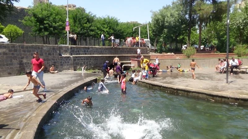 Diyarbakır’da çocuklar aşırı sıcaklıktan dolayı tehlikeyi umursamadılar
