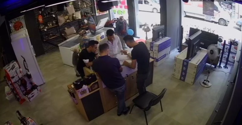 İzlediği videolardan öğrendiği teknikle ölmek üzere olan çocuğu böyle kurtardı
