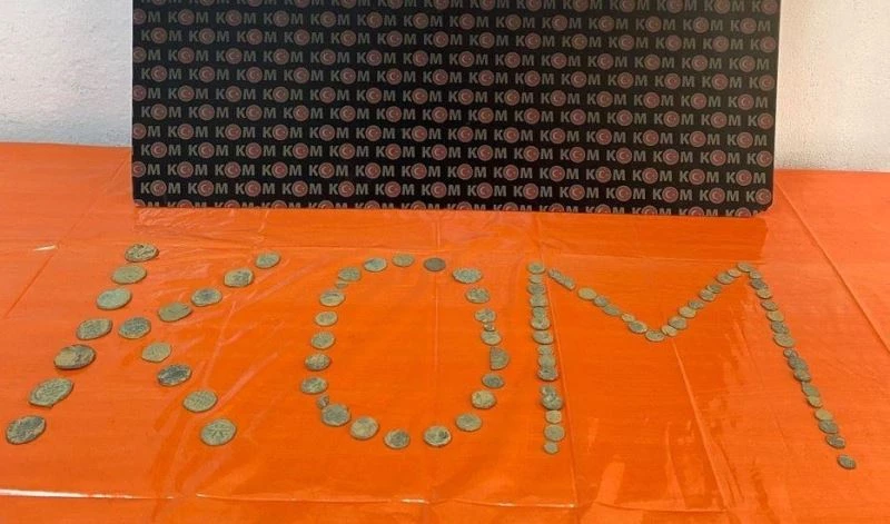 Evinde Bizans dönemine ait sikkeler bulundu
