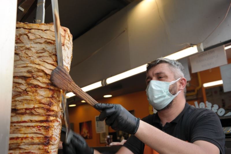  Ekmek parası için ‘ateşle boğuşuyorlar’
