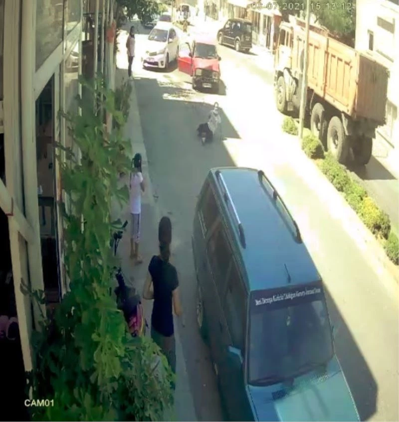  İçinde bulunduğu otomobile çarpıp kaçan sürücüyü kovalarken düştü
