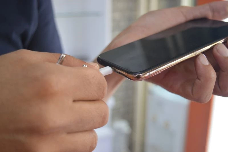 Telefonun “şarj düşük” uyarısı vermeden şarja takılması bataryayı öldürür
