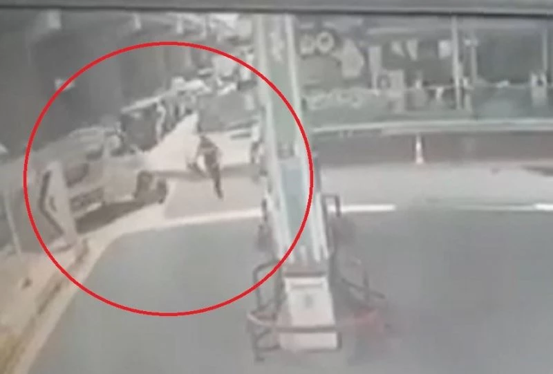 Kavga ettiği husumetlisini kamyonetle ezip metrelerce sürükledi
