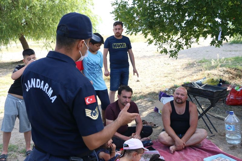 Yasağı dinlemeyip Savcılı Plajına akın ettiler
