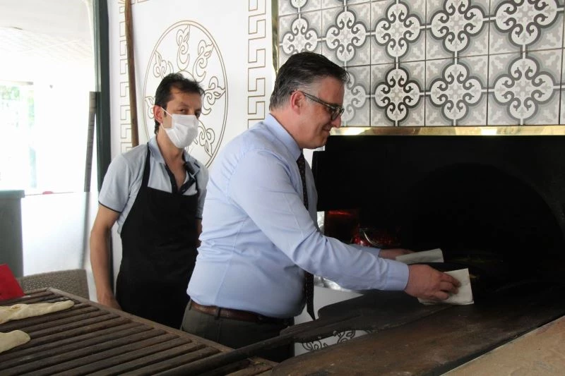 Büyükelçi, taş fırında yemek pişirdi, ekmek yaptı
