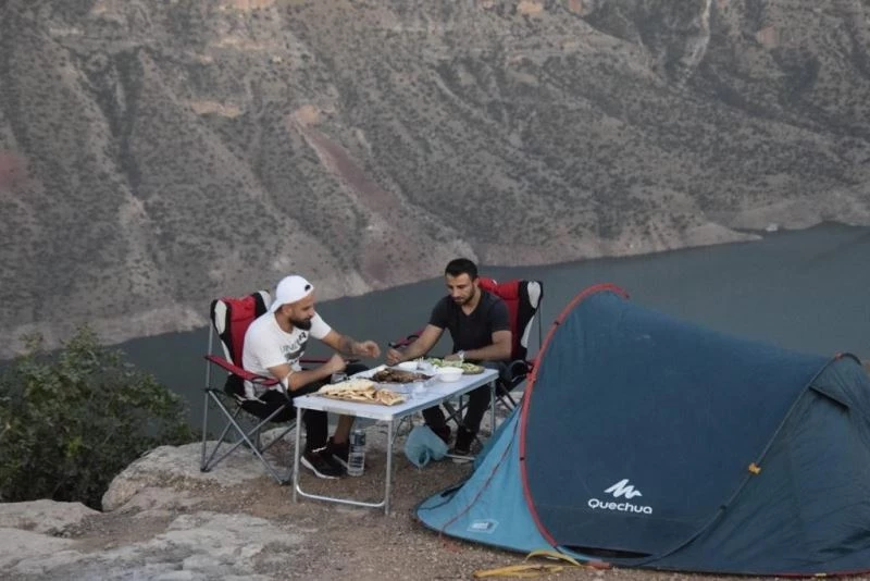 Doğasever vatandaş uçurumun kenarında bir gün kalarak Siirt’i tanıtıyor
