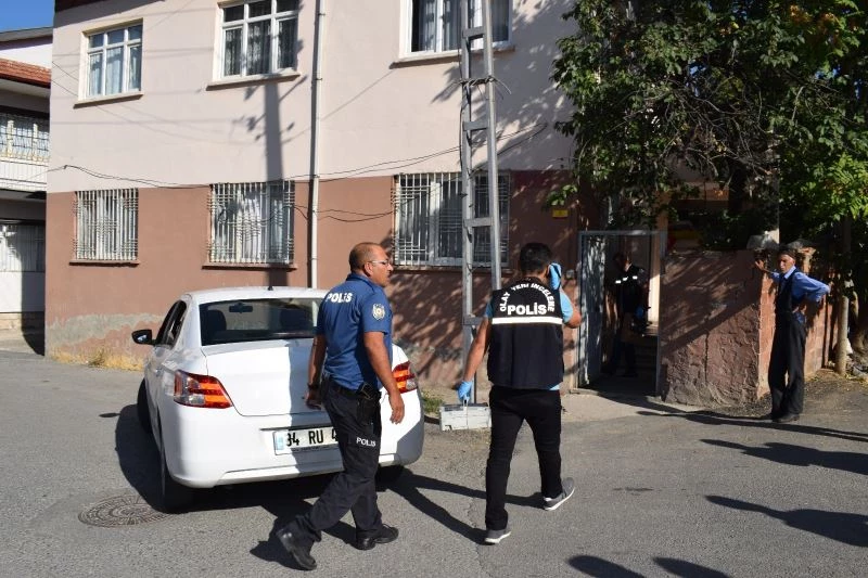 Evinde eşya taşırken düşerek başını çarpan yaşlı kadın yaralandı
