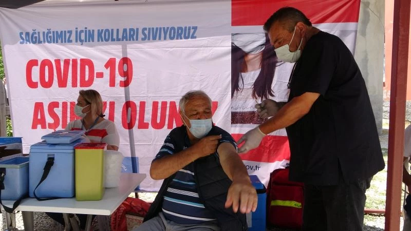 1250 rakımlı yaylada mobil ekiplerden vatandaşlara aşı hizmeti
