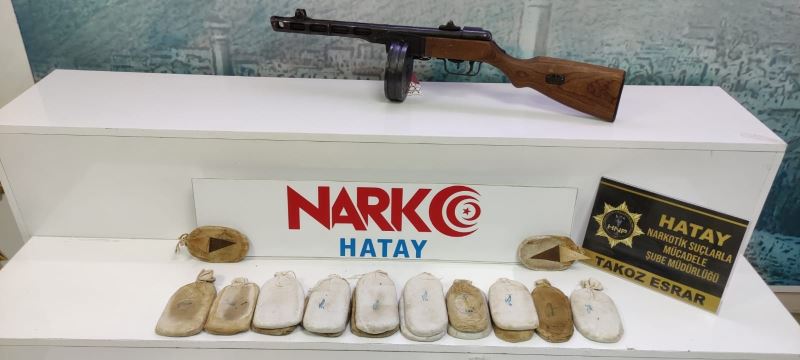 Hatay’da Thompson silah ve 3 kilo esrar ele geçirildi
