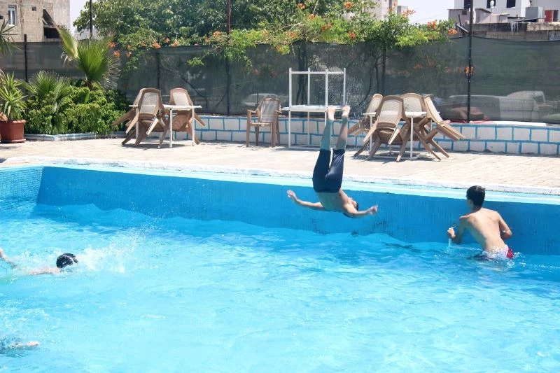 Sıcaktan bunalan çocuklar havuzlara koştu
