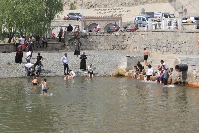 (Özel) Sıcaktan bunalan Erzincanlılar Ekşisu’ya akın ediyor
