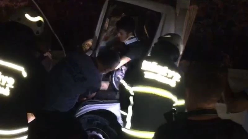 Kazaya karışan sürücü sıkıştığı yerden güçlükle kurtarıldı
