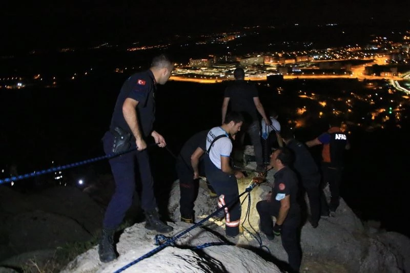 Uçurumun eşiğinde mahsur kalan kadın için film sahnelerini aratmayan kurtarma operasyonu
