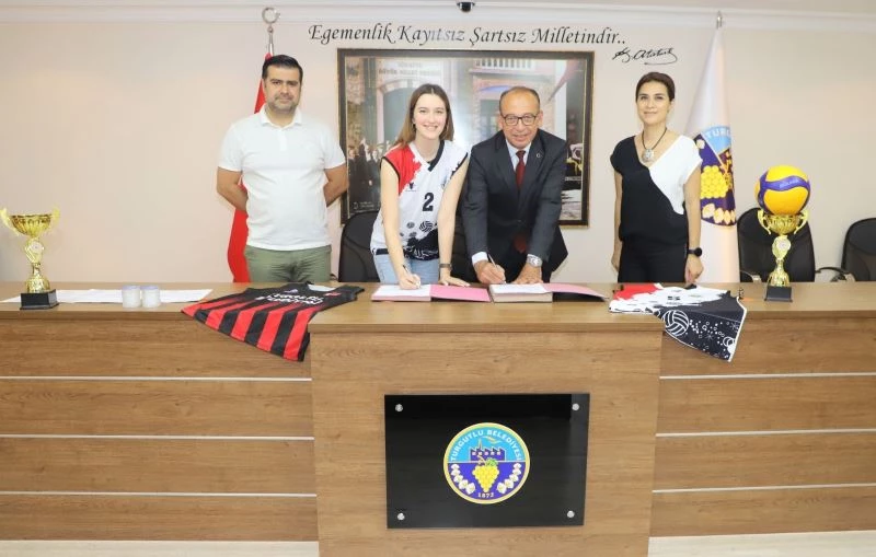Turgutlu Belediyespor Sude Özel’i renklerine bağladı