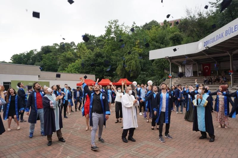 Fizyoterapi ve Rehabilitasyon Bölümü öğrencileri kep attı, yemin etti
