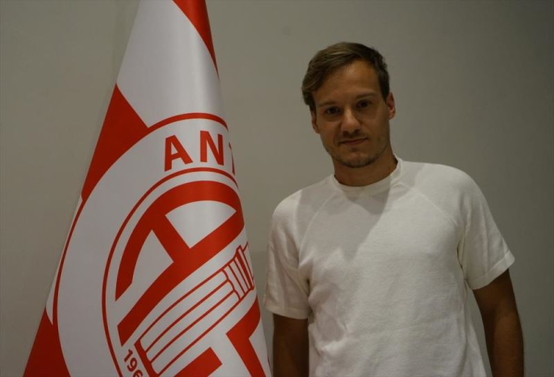 Antalyaspor, Deni Milosevic ile 3 yıllık sözleşme imzaladı