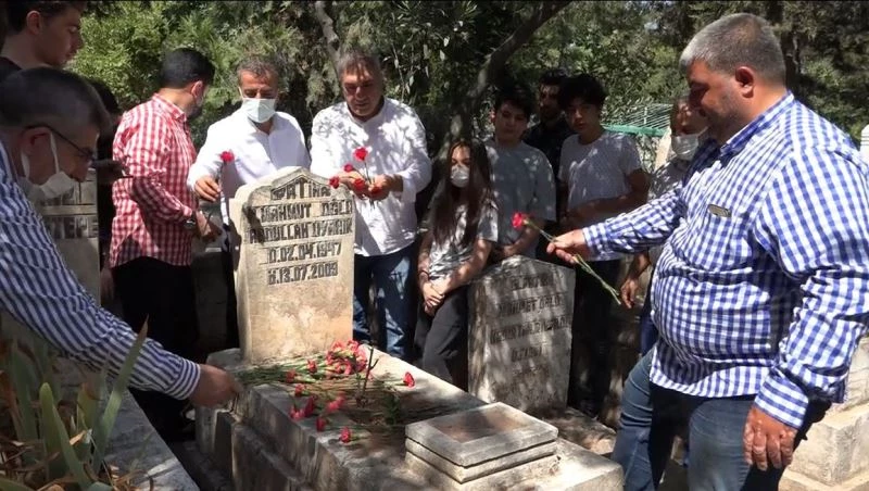 Şanlıurfalı ses sanatçısı Abdullah Uyanık mezarı başında anıldı
