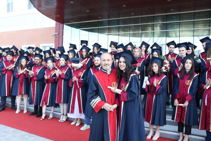 Çiçeği burnundaki diş hekimleri mezuniyet belgelerini babalarının elinden aldı
