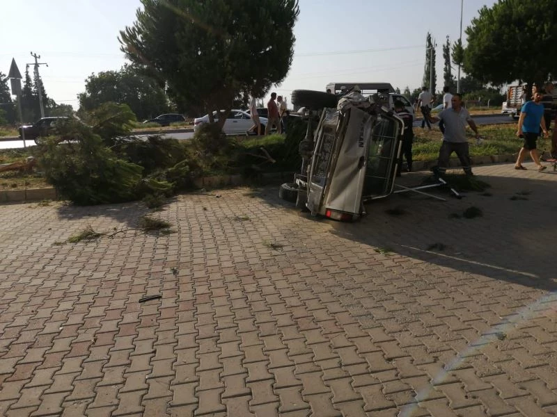 Takla atan kamyonet ağacı devirerek durabildi
