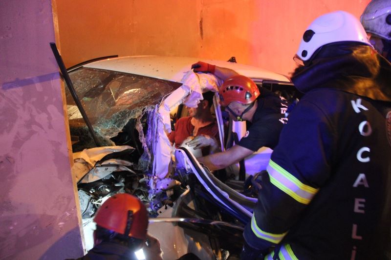 TEM’de kaza yapan otomobil telefon kulübesine girdi: 3 yaralı
