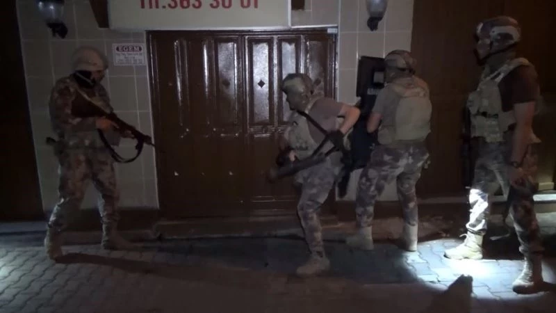 Kafeste esir tutulan 2 kişi kurtarıldı
