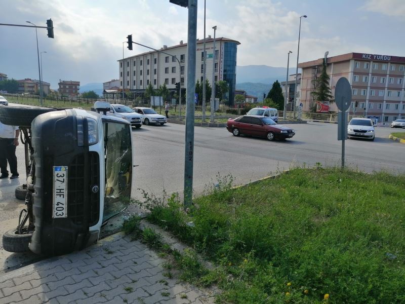 Kavşakta direksiyon hakimiyetini kaybedip devrildi
