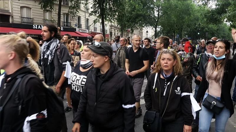 Fransa’da aşı karşıtları iş makinelerini ateşe verdi
