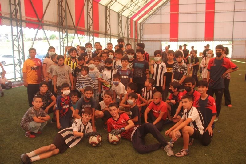 Mahalleler arası penaltı turnuvasında çocuklar birbirleriyle yarıştı
