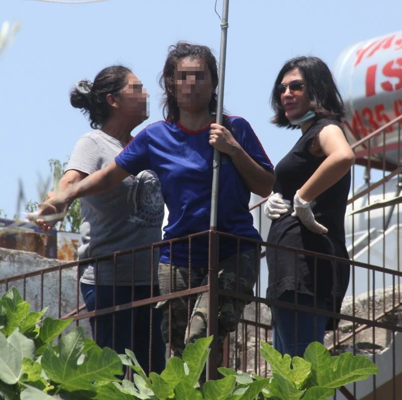 Uyuşturucu bağımlısı engelli kardeşine, annesi de basın mensuplarına saldırdı
