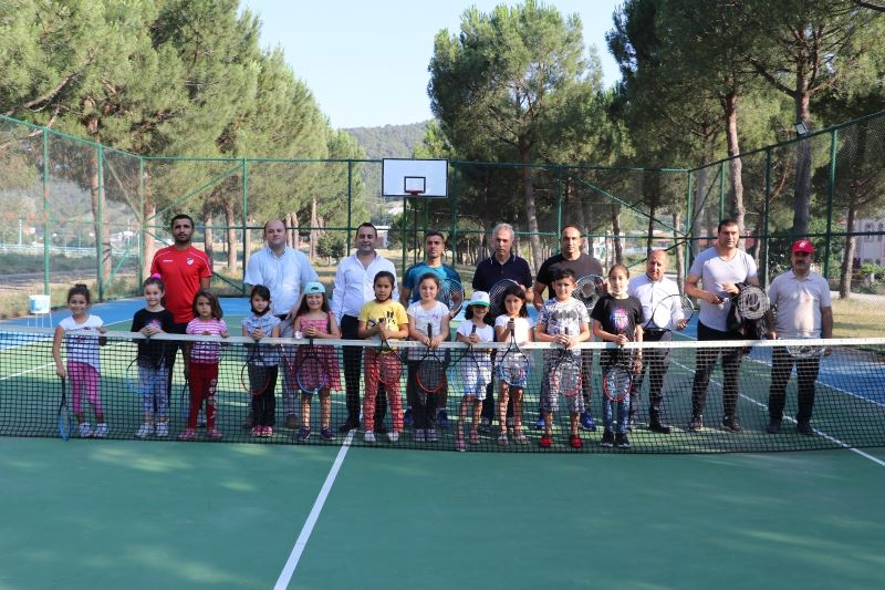 Taşova’nın ilk tenis kortu açıldı
